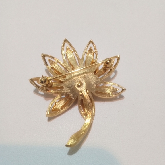 Vintage Lotus Leaf Brooch Signed Avon Textured Gold Tone Designer Brooch Pin - Picture 2 of 4